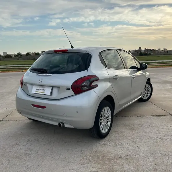 Peugeot 208 Allure 1.6 2019 usado en Villa María, Córdoba Foto 4