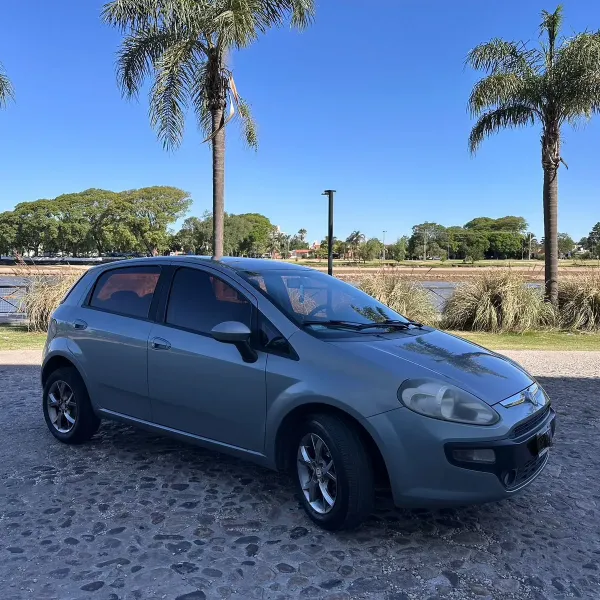 Foto de Fiat Punto Atracttive 1.4 2013