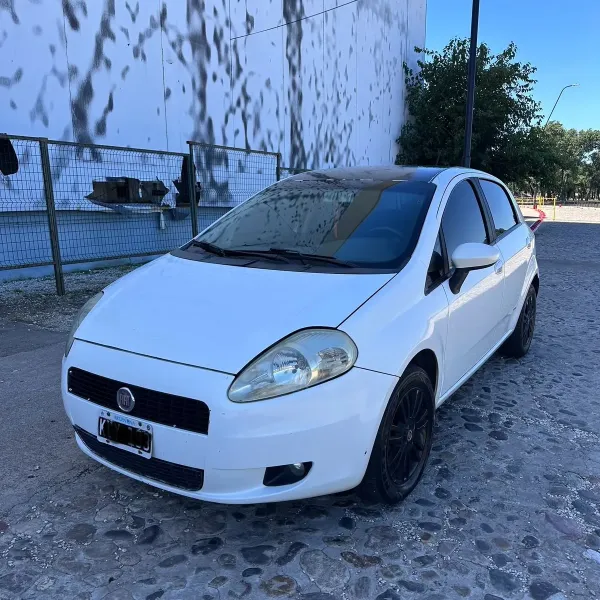 Foto de Fiat Punto 1.4 Atracttive 2012