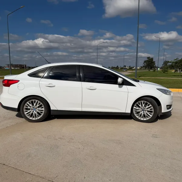 Foto de Ford Focus 2.0 4P Titanium 2016