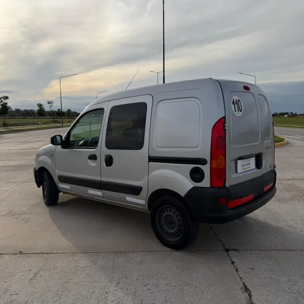 Foto de Renault Kangoo 1.6 Confort 5 asientos 2016
