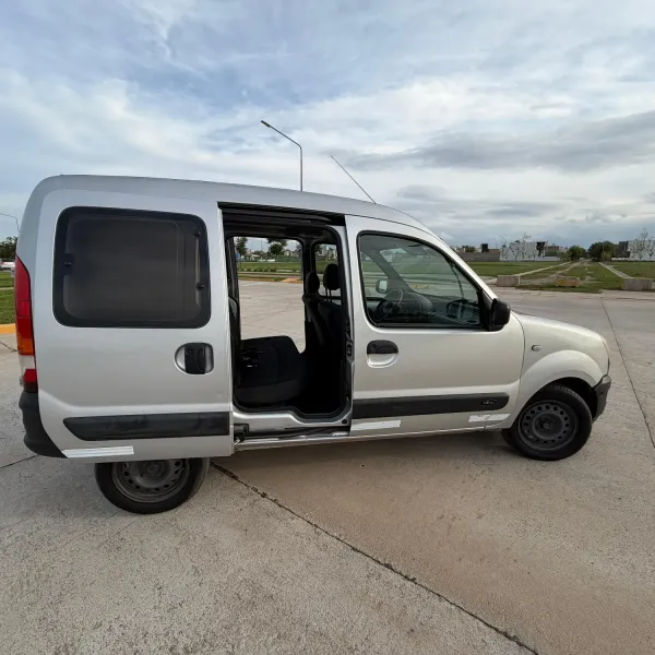 Renault Kangoo 1.6 Confort 5 asientos 2016 usado en Villa María, Córdoba Foto 7