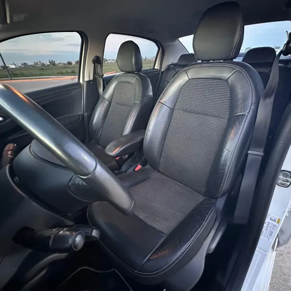 Peugeot 301 1.6 Allure Plus 2018 usado en Villa María, Córdoba Foto 5