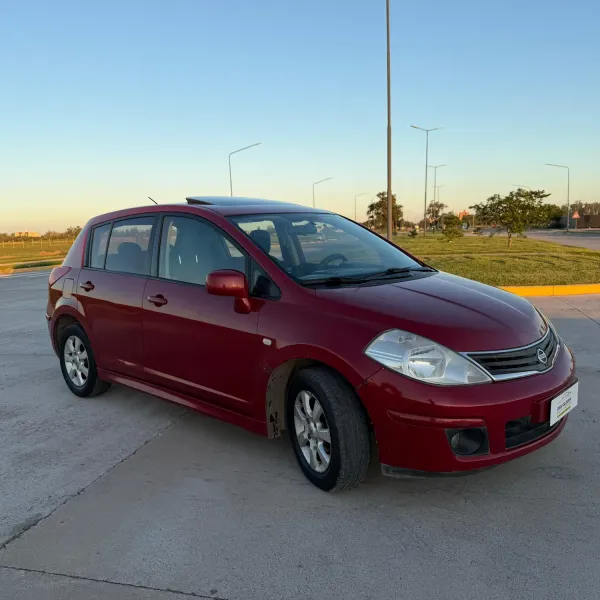 Foto de Nissan Tiida 1.8 Acenta 2011